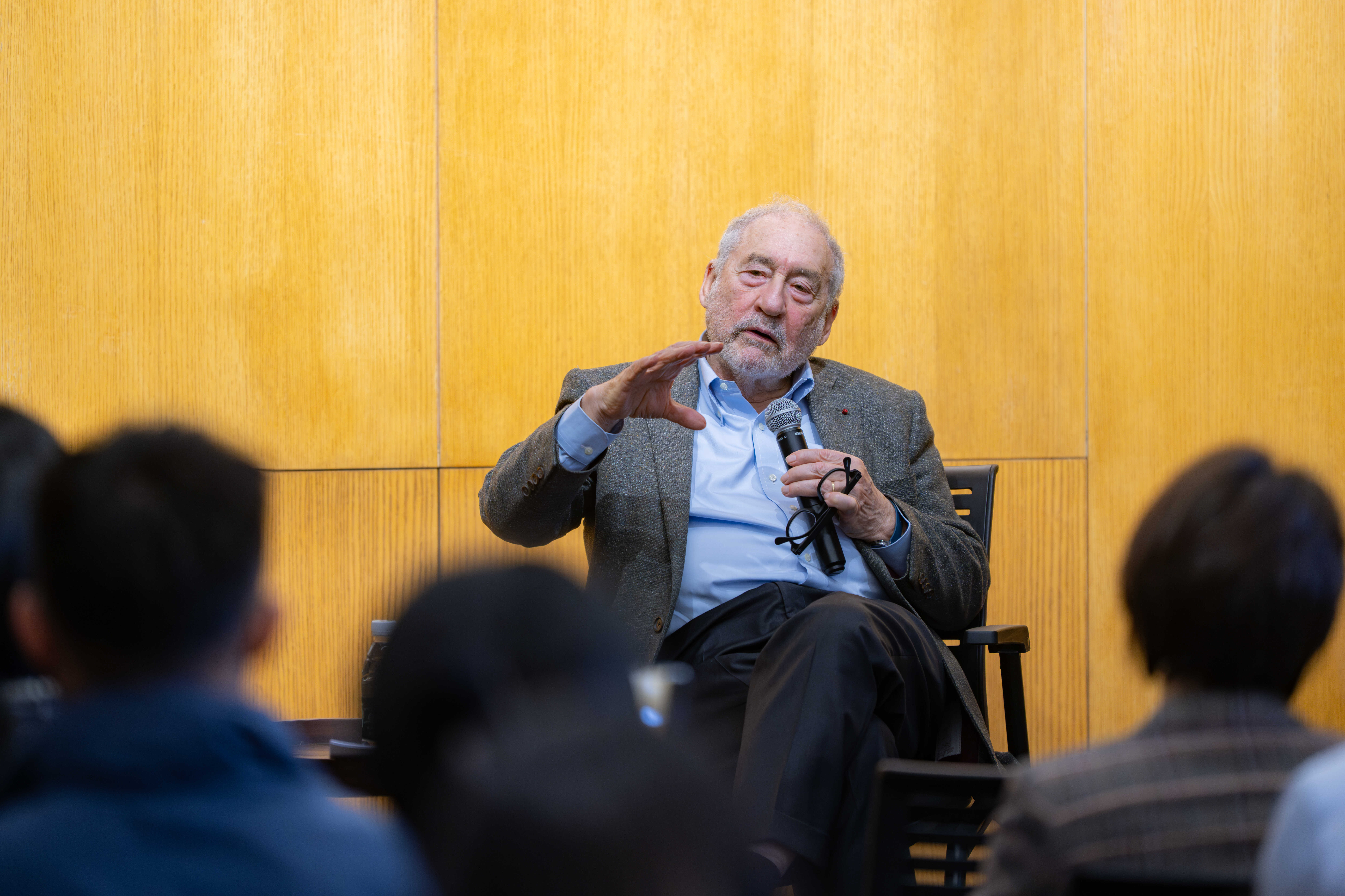 Joseph Stiglitz teaching a Lecture
