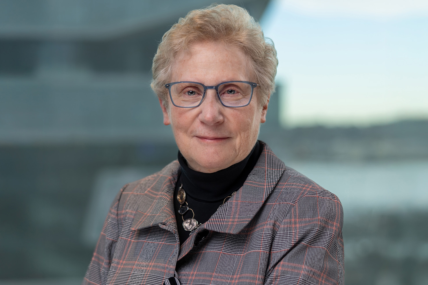 艾比·约瑟夫·科恩剖析美国政策担忧背景下AI股增速放缓、美元走弱的投资策略