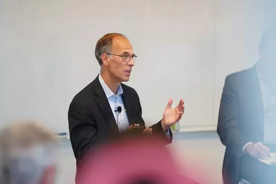 Despite Government Turmoil, Moody’s Chief Economist Keeps the Faith