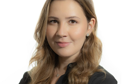 Laura Vieira headshot